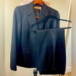 Tahari Arthur S Levine Black Pant Suit - Size 6 - Excellent condition!